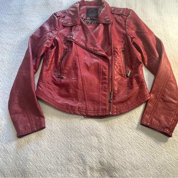 Dollhouse Women's Bold Maroon Faux‎ Leather Jacket Size Large- A lot of Style - Picture 7 of 16